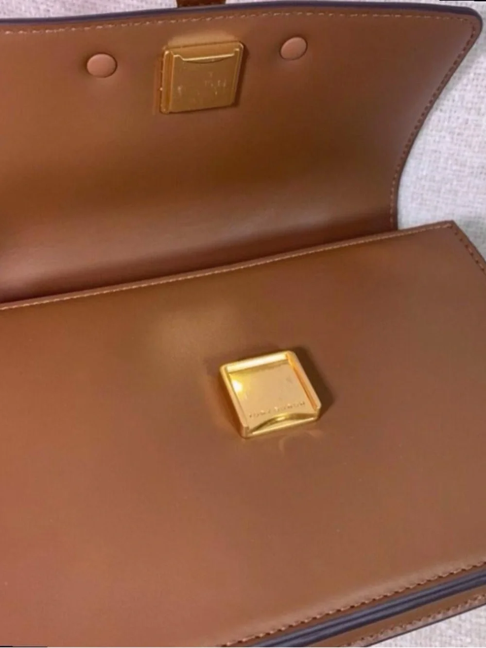 Tory Burch Eleanor Bag, Classic Tan Color & Stylish Gold Chain Strap - Picture 3 of 8